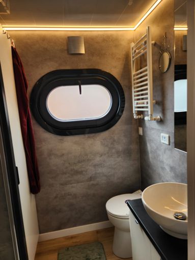 Sanitäreinrichtungen im Marmorlook